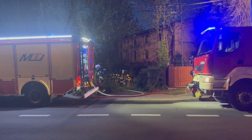Sześć pożarów pustostanów w Wieluniu. Policja: prawdopodobnie doszło do podpaleń FILM