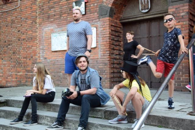 Dni Nowego Dworu Gdańskiego rozpoczęły się w tym roku w piątek. Dzień pierwszy regionalnego święta zdominowały występy młodych muzyków oraz kabareton.