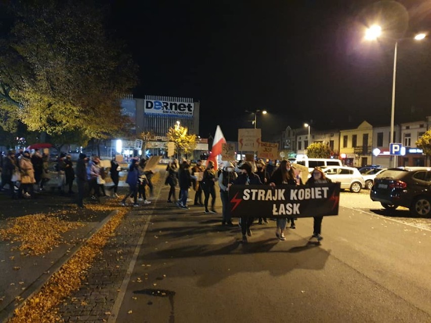 Protest kobiet w Łasku. Kolejny spacer mieszkańców (28.10.2020)