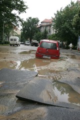 Wrocław: Pękła rura pod jezdnią na Powstańców Śl. (ZDJĘCIA)