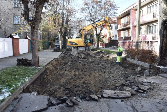 Na ulicy PCK pracują ciężkie maszyny, które zdzierają stary asfalt. Ma go zastąpić nowa nawierzchnia, poprawione zostaną także krawężniki.