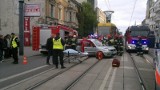 Wypadek na ul. Piotrkowskiej w Łodzi. Ford zderzył się z tramwajem