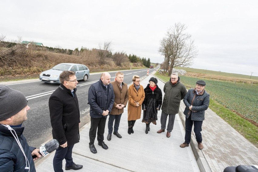 Marszałek Piotr Całbecki z samorządowcami obejrzał drogowe...