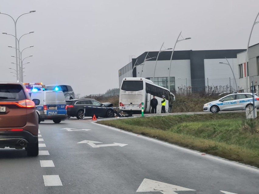 Na skrzyżowaniu zderzyły się dwa samochody osobowe i...