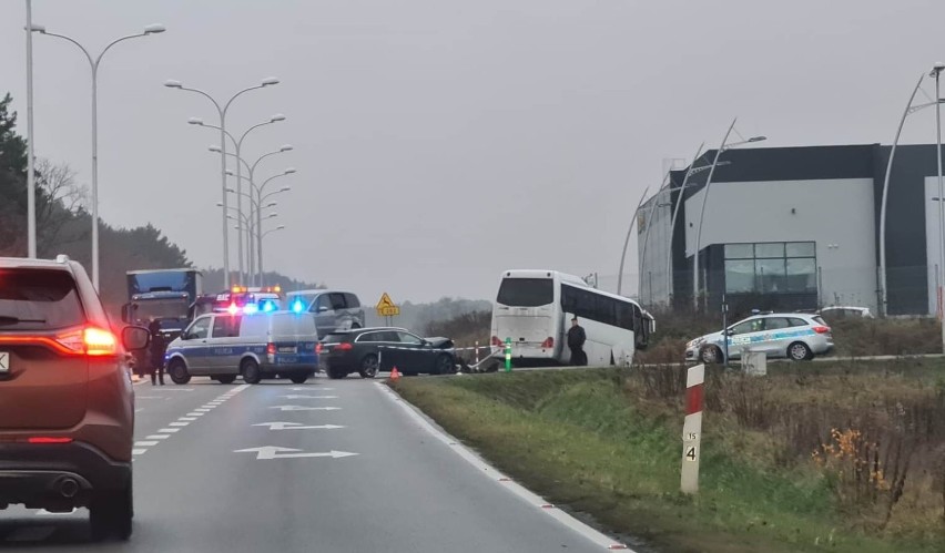 Na skrzyżowaniu zderzyły się dwa samochody osobowe i...