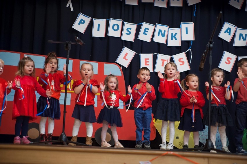Dzieci z gminy Nowy Żmigród śpiewały w języku Szekspira. Było muzycznie i kolorowo, zobaczcie zdjęcia z konkursu [GALERIA]