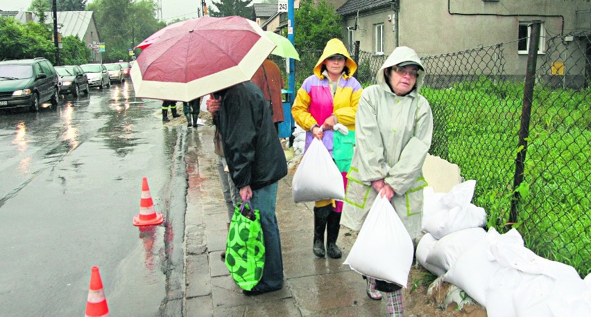 Kraków, os. Stary Bieżanów. Mieszkańcy cały dzień układali...