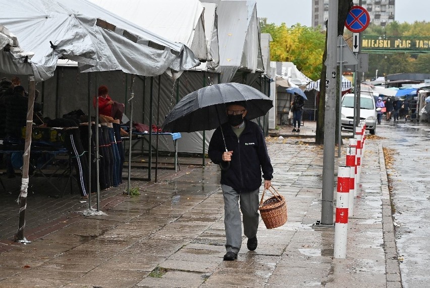 Kieleckie bazary we wtorek w strugach deszczu. Zobacz jak szedł handel [ZDJĘCIA]