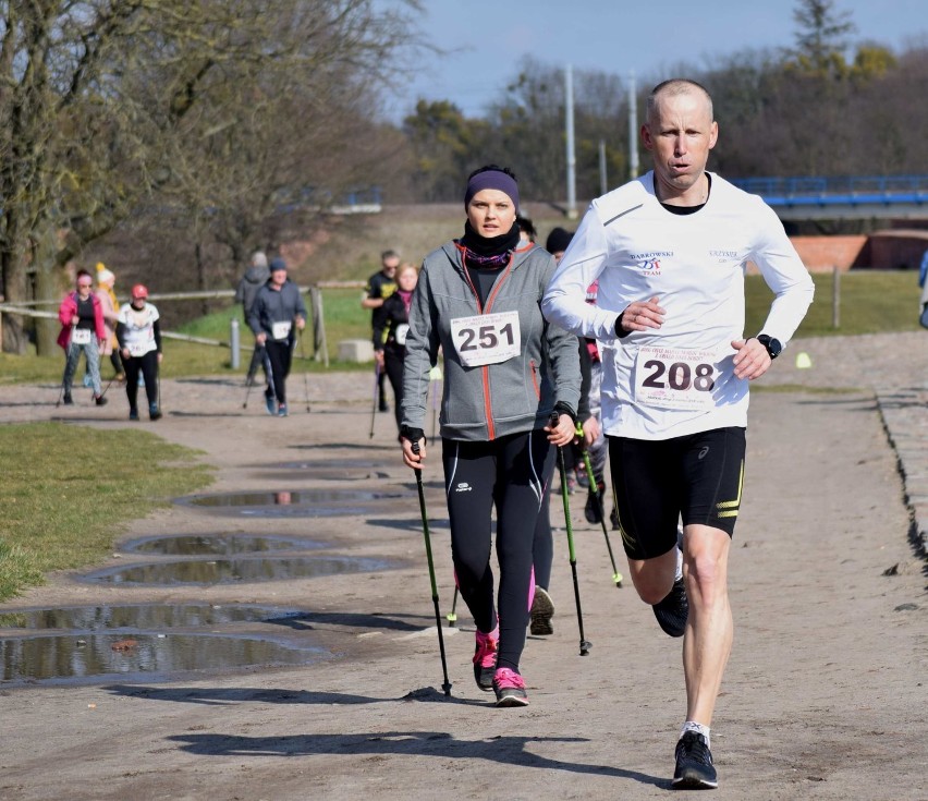 Malbork. Bieg z okazji Dnia Kobiet 2020 [ZDJĘCIA cz. 2]. Na 5 kilometrów w okolicy zamku