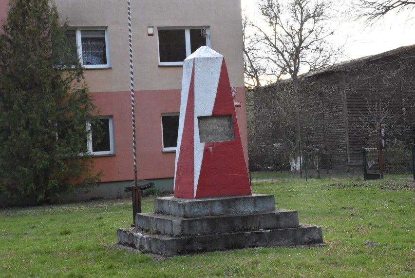 Mieszkańcy Bińcza zadecydowali - dawny pomnik sowiecki zostaje na swoim miejscu. Teraz poszukają dla niego nowego zastosowania