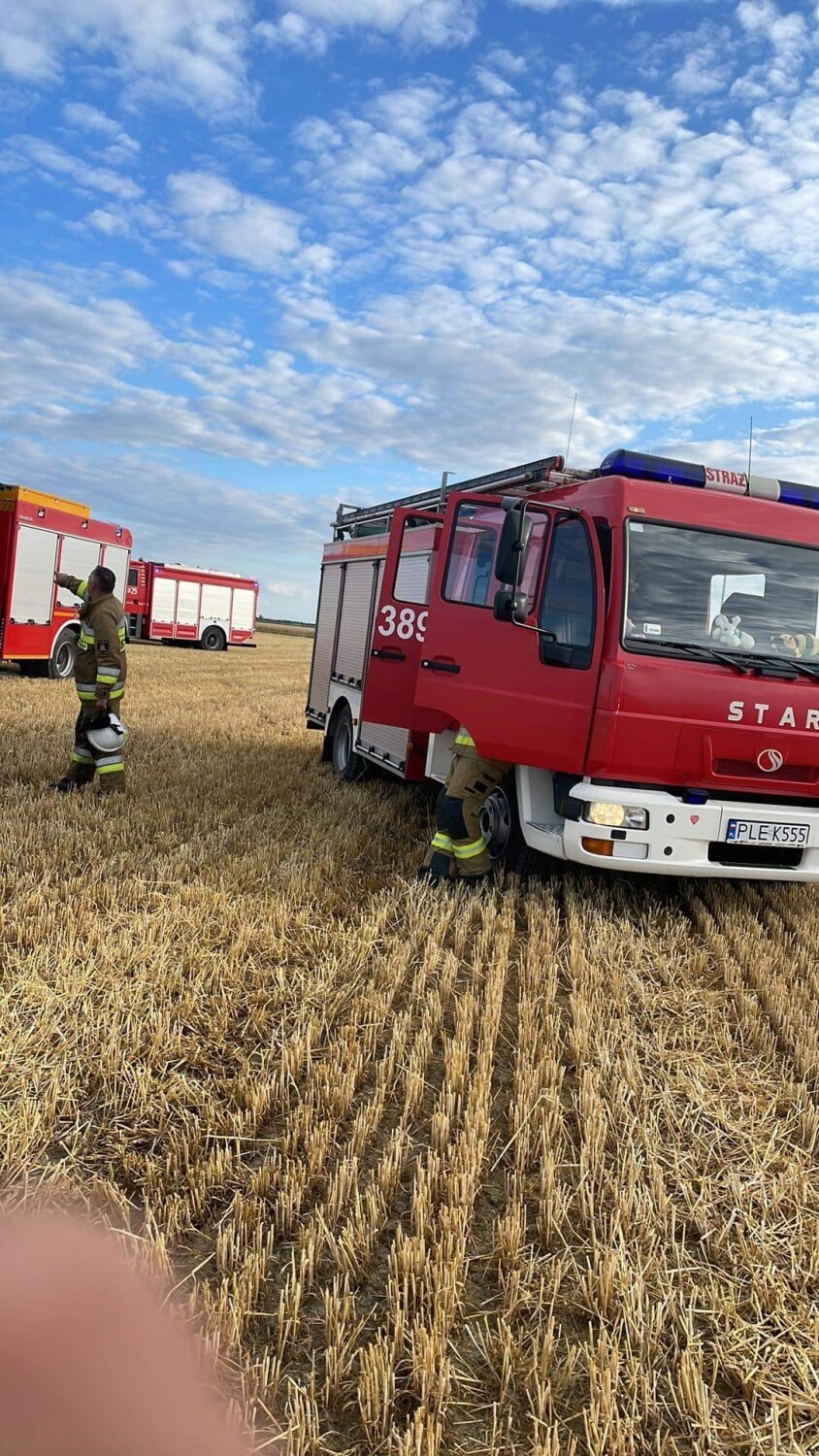 Pożar na polu w Mierzejewie. Spłonęła maszyna rolnicza, kolejna w tym tygodniu. Wcześniej w ogniu stała prasa do balotów w Długich Starych