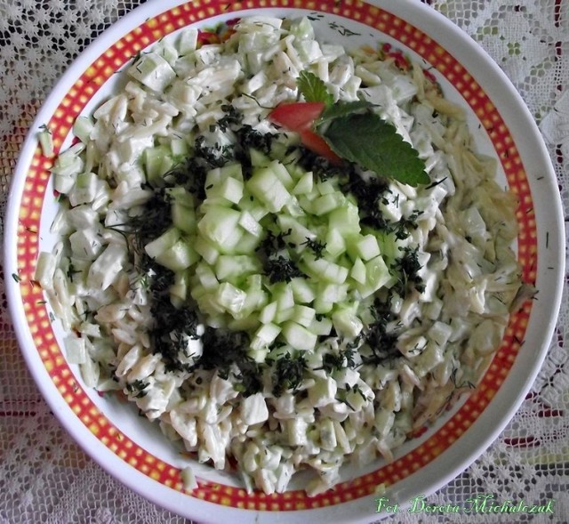 Sałatka z makaronu ryżowego ze świeżym og&oacute;rkiem i koperkiem.