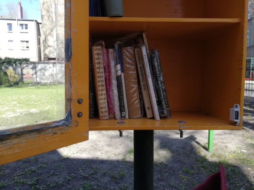 Książki możemy brać z szafy bookcrossingowej przy ul....