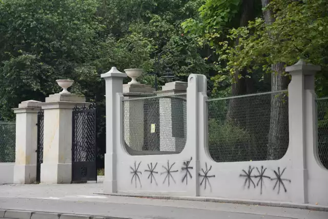 Osiem czarnych gwiazdek pojawiło się na murze przy wejściu do Parku Strzeleckiego od strony ul. Piłsudskiego