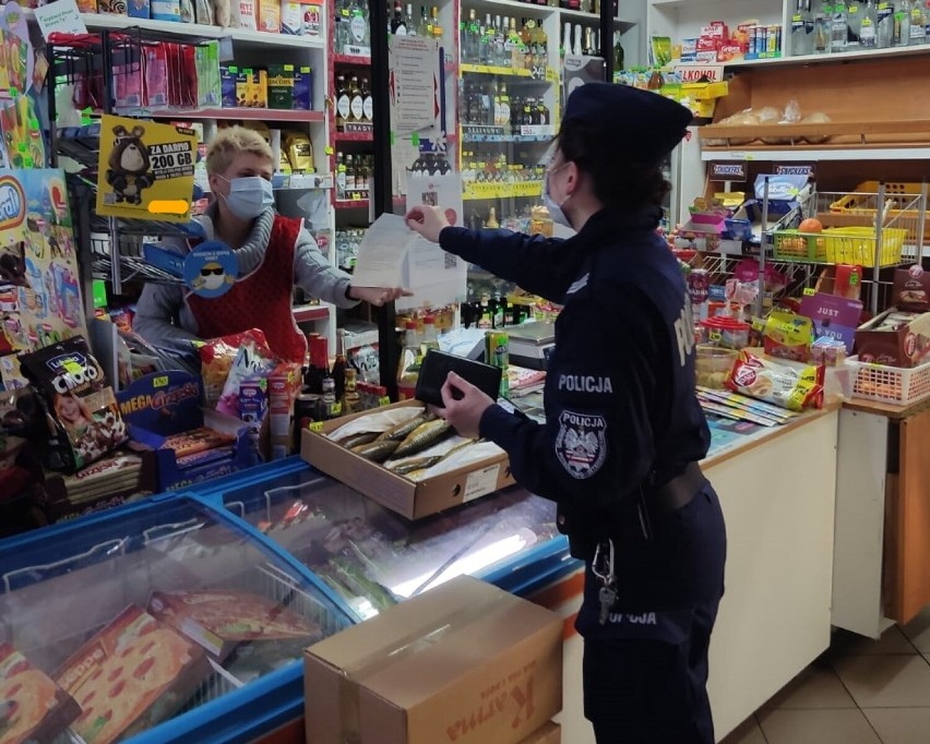 Policjanci w Szadku odwiedzili sklepy z alkoholem. Przypominają o zakazie sprzedaży nieletnim