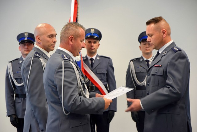 Ponad dwudziestu funkcjonariuszy z Powiatowej Komendy Policji w Starachowicach odebrało awanse na wyższe stopnie służbowe Więcej na kolejnych zdjęciach.