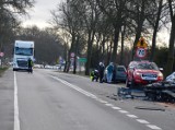 Poważny wypadek na DK22 w Sucuminie (pow. starogardzki). Jedna osoba została ranna. Auto zderzyło się z ciężarówką! 15.03.2023 r.