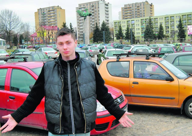 Mariusz z Chrzanowa nie znalazł wolnego miejsca na dużym parkingu mieszczącym się przy placu Tysiąclecia. Musiał odstawić swój samochód  do garażu a na zakupy wyruszyć pieszo