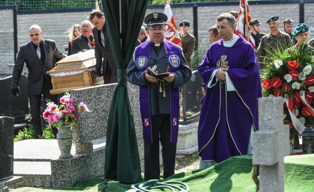 W poniedziałek (27.08) pożegnano ostatniego z żołnierzy AK z oddziału „Świerki 2”, który walczył z NKWD na terenie Puszczy Bydgoskiej. Zmarłemu 23 bm. w wieku 91 lat mjr. Gładykowskiemu, od 2006 r. prezesowi Światowego Związku Żołnierzy Armii Krajowej Oddział Bydgoski, w ostatniej drodze towarzyszyli przedstawiciele władz, wojsko, kombatanci, rodzina i przyjaciele.


Rosnąca liczba utonięć w Polsce: Jak zapobiec tragedii?

