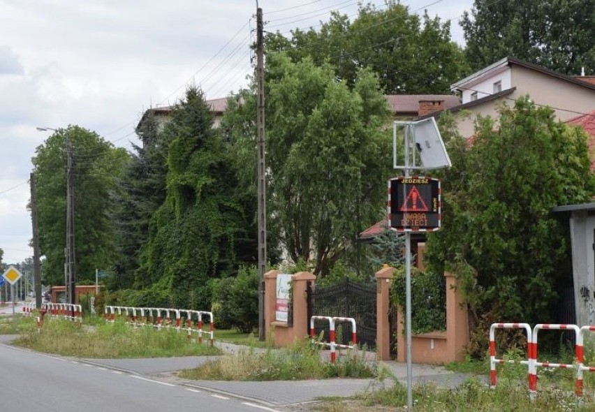 Wyśwetlacz prędkości przy ul. Szkolnej. Kierowco zwolnij, a urządzenie "podziękuje" ci za to...