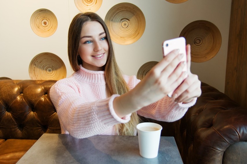 Jesteś na kwarantannie? Musisz robić selfie