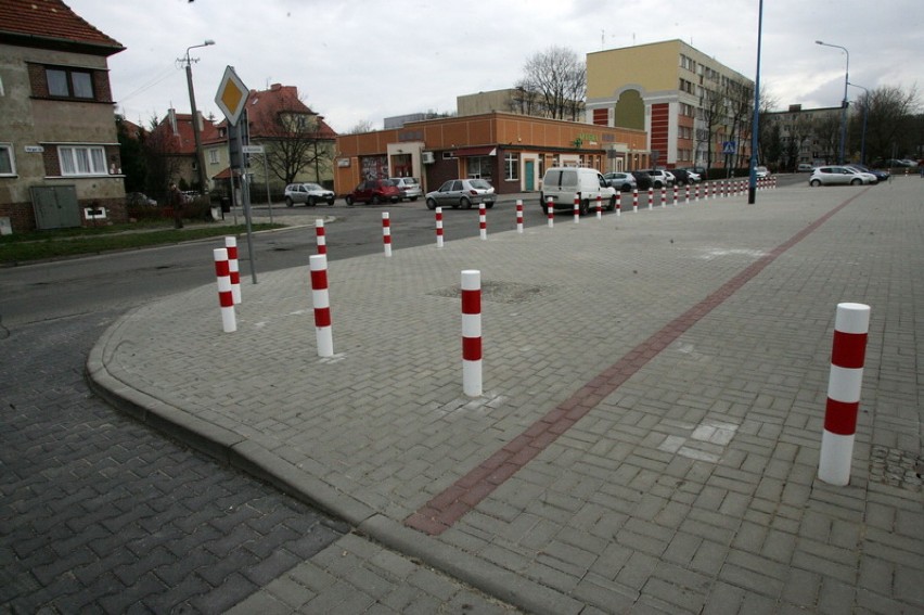 Ogrodzony chodnik w Legnicy. Co sądzicie? [ZDJĘCIA]