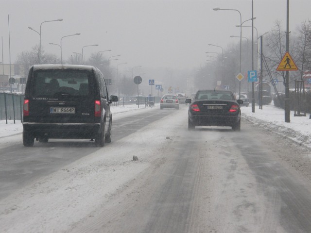 Ostrożność trzeba zachować m.in. na ul. Słonecznej, pokrytej warstwą rozjeżdżonego śniegu.