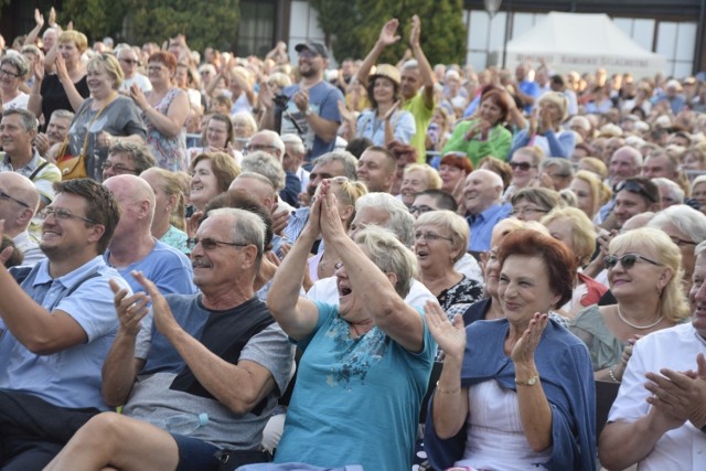 Największe gwiazdy polskiego kabaretu przyciągnęły do Ciechocinka tłumy. Wszystkie miejsca siedzące zajęto na długo przed rozpoczęciem imprezy. Pozostali widzowie podziwiali występy z alejek Parku Zdrojowego. Publikę rozbawiali do łez kabaret Jurki, Pod Wyrwigroszem, Smile oraz członkowie kabaretu Moralnego Niepokoju.