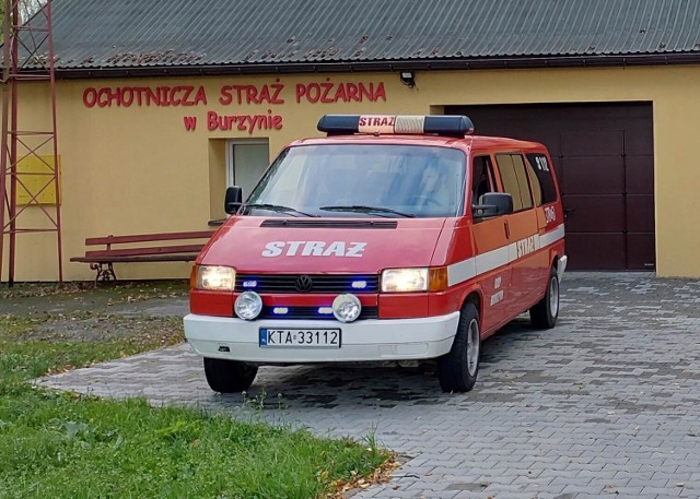 Volkswagen transporter najpierw "służył" policji, a ostatnio wykorzystywany był przez strażaków w OSP Burzyn. Na emeryturę pojedzie na Ukrainę - do Baranówki