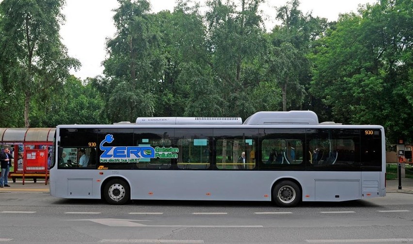 Elektryczny autobus jeździ po stolicy. Obsługuje linię 222