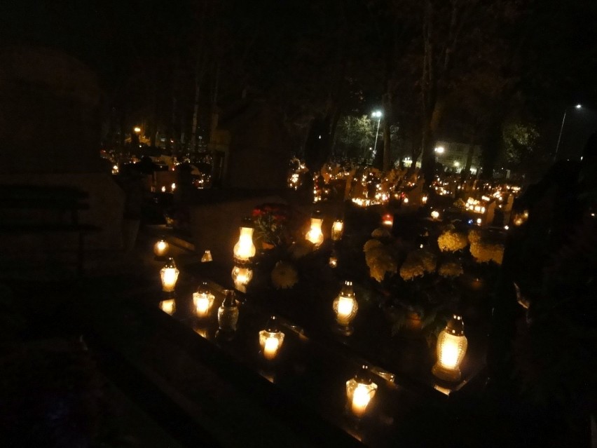 Wieczorne zdjęcia na cmentarzu w Kartuzach ZDJĘCIA