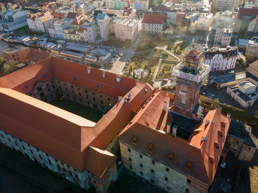 Niedługo zakończy się remont hełmu na wieży zamku w Żarach. Firma kładzie już dachówkę. Zobacz zdjęcia z drona!