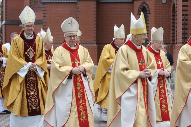 W katedrze w Gliwicach 30 kwietnia 2022 uroczyście obchodzono 50-lecie święceń kapłańskich biskupa gliwickiego, Jana Kopca.

Zobacz kolejne zdjęcia. Przesuwaj zdjęcia w prawo - naciśnij strzałkę lub przycisk NASTĘPNE 