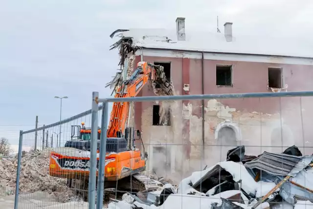 Trwa wyburzanie XIX wiecznego budynku dworca PKP w Sokółce. Zobaczcie jak postępują prace.