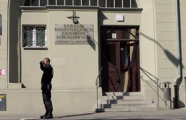 Członkowie Federacji Anarchistycznej dzisiaj rano przed przyjściem urzędników do budynku Zarządu Komunalnych Zasobów Lokalowych przy ul. Matejki wstawili w drzwi budynku kratę i łańcuchy