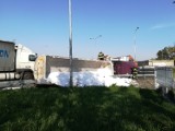 Na rondzie w Kiełczewie przewróciła się ciężarówka z solą FOTO