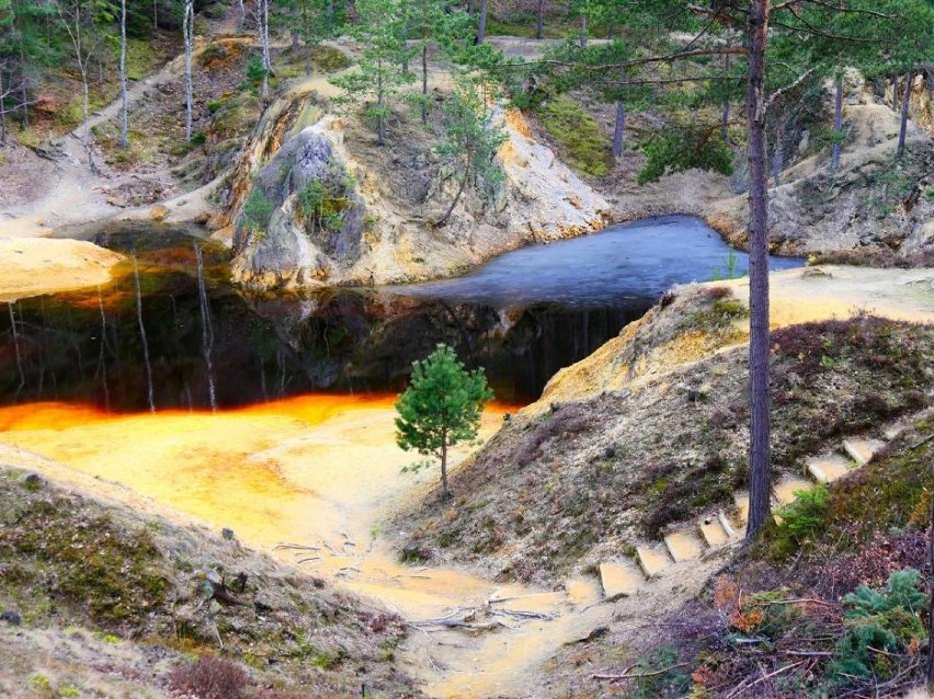 Kolorowe jeziorka stanowią atrakcję w skali światowej....