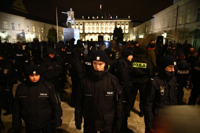 Odwagi Polsko! Obywatele RP i narodowcy demonstrowali przed Pałacem prezydenckim