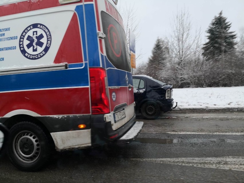 Zderzenie czterech samochodów w tym radiowozu na ulicy Tarnowskiej w Kielcach