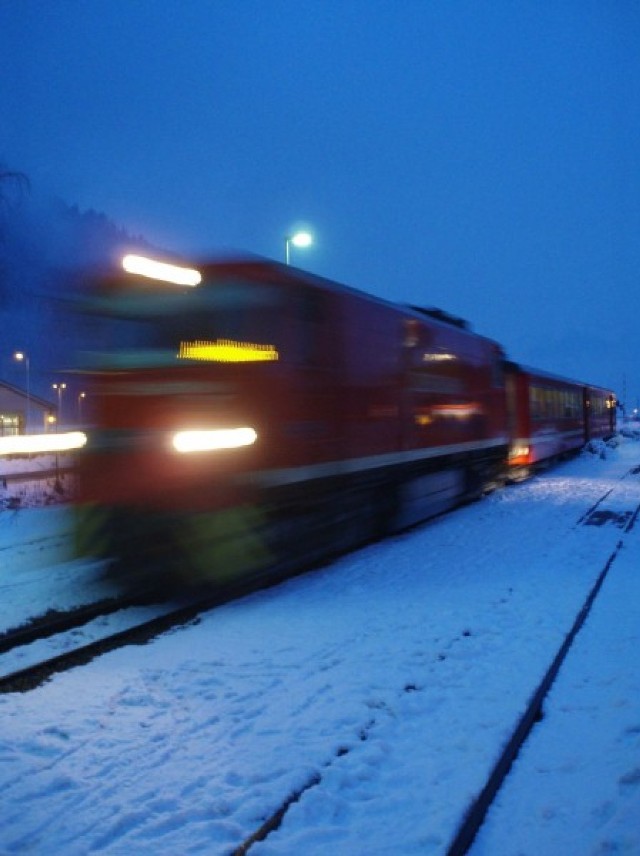 Co najmniej 6 składów pociągów utknęło w miejscowości Tunel na ...