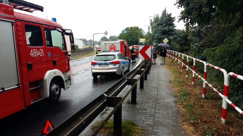 Kolejny poniedziałkowy wypadek w naszym powiecie. Tym razem auto uderzyło w barierki