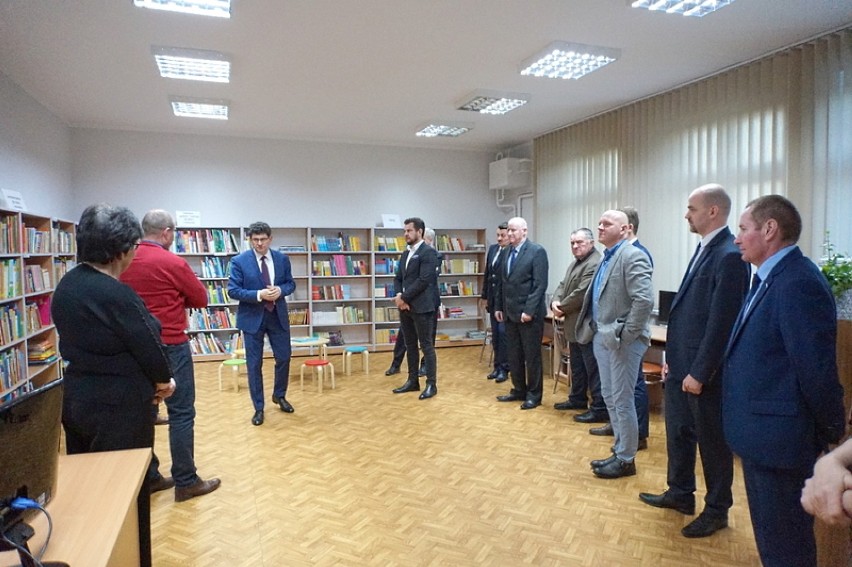 Władze odwiedziły odnowioną siedzibę Biblioteki Publicznej Gminy Gizałki