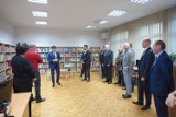 Wójt, radni i sołtysi odwiedzili odnowioną siedzibę Biblioteki Publicznej Gminy Gizałki. Lokal zmienił się nie do poznania 