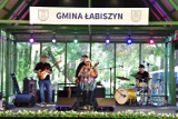 Łabiszyn. Koncert "Spotkajmy się na łabiszyńskiej wyspie". Zaśpiewała Grażyna Łobaszewska [zdjęcia] 