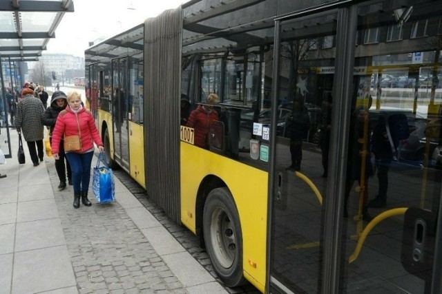 Praca informatora polega na udzielaniu pasażerom informacji o zaplanowanych zmianach w funkcjonowaniu komunikacji miejskiej