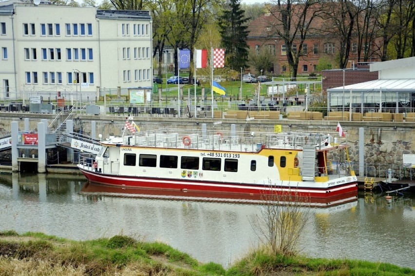Statek cumuje w głogowskiej marinie