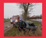 Wypadek za Orłowem. Samochód uderzył w drzewo