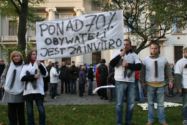 Zwolennicy in vitro przed Pałacem Biskupim w Łodzi