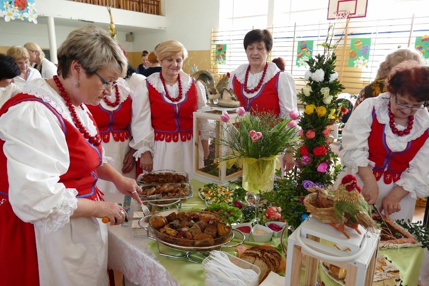 Powiślański Stół Wielkanocny w Gardei. 18 kół przygotowało tradycyjne potrawy [ZDJĘCIA]