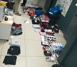 Podróbki ubrań oraz perfumy znanych firm zabezpieczyli policjanci z Opoczna. Handlowała nimi obywatelka Bułgarii (foto)